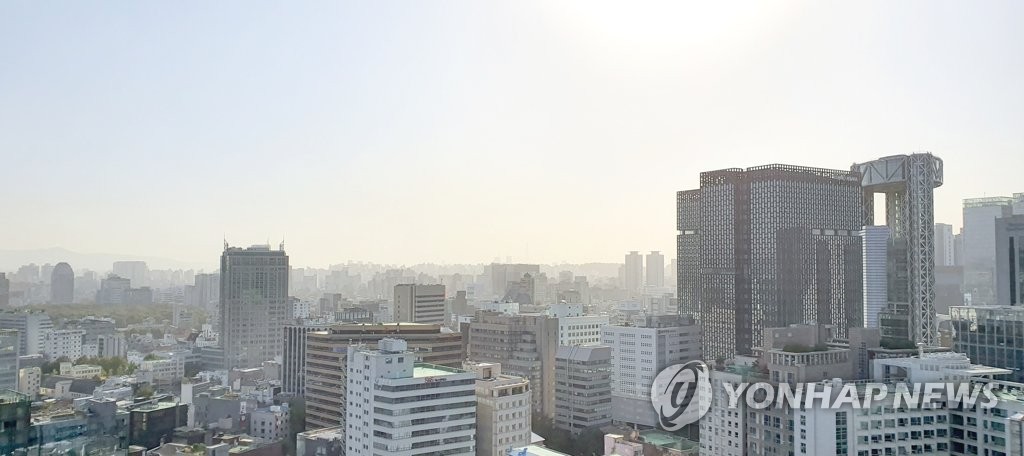 미세 먼지 주의보가 내려진 서울 종로구 광화문의 한 건물에서 바라본 종로 동대문구 일대가 뿌연 먼지에 휩싸여 있다. [연합뉴스 자료사진]