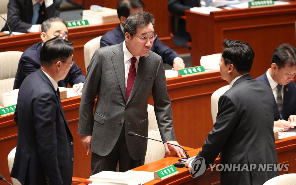 대화하는 이낙연 총리와 손금주 의원