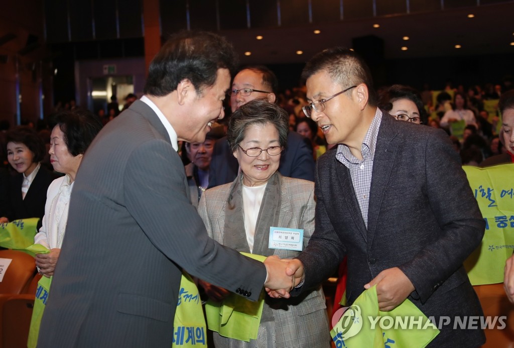 악수하는 이낙연 총리와 황교안 대표