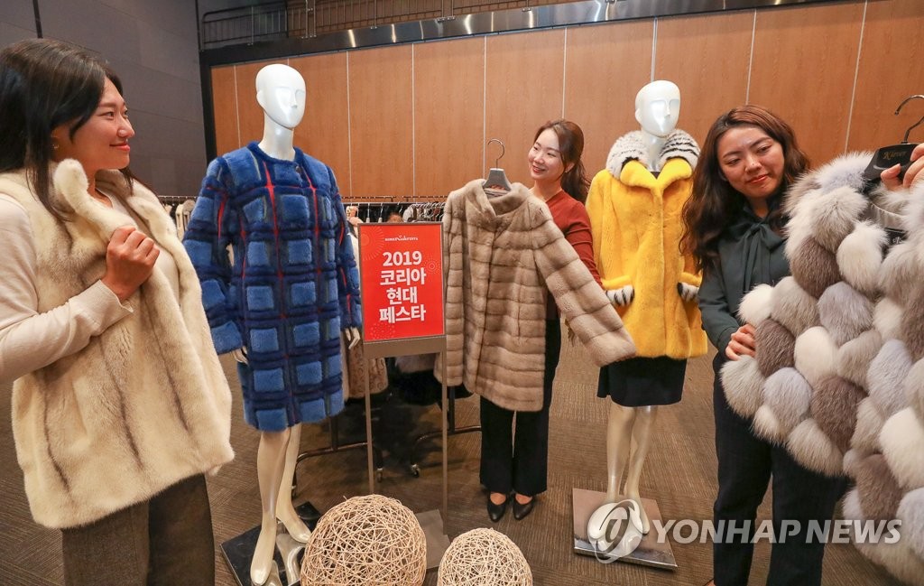 11월 3일 서울 강남구 현대백화점 무역센터점에서 진행하는 '진도모피 패밀리세일'에서 직원들이 다양한 모피 상품을 선보이고 있다.