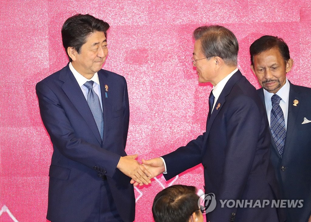 문재인 대통령이 11월 4일 오후 방콕 임팩트 포럼에서 열린 역내포괄적경제동반자협정(RCEP)에서 아베 일본 총리와 인사하고 있다. 