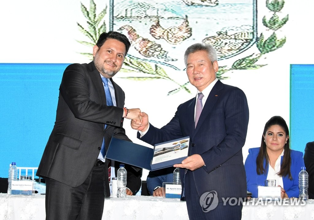에콰도르 교통부 장관에 사업 제안서 건네는 손창완 사장