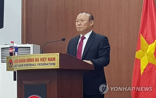기자회견 하는 박항서 베트남 축구 대표팀 감독
