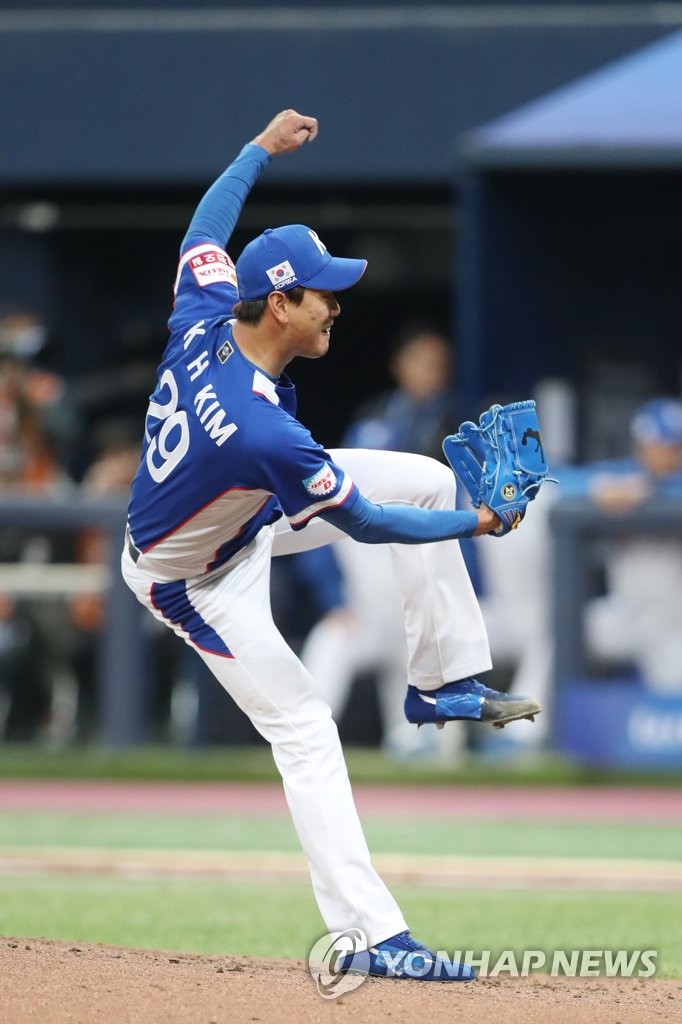 Kim Kwang-hyun of South Korea pitches against Canada in the bottom of the third inning of the teams' Group C game at Gocheok Sky Dome in Seoul on Nov. 7, 2019. (Yonhap)