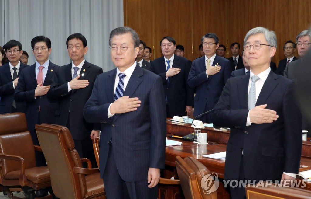 국기에 경례하는 문 대통령