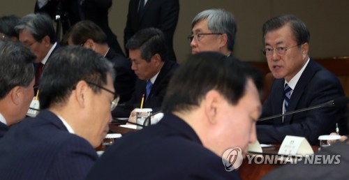 검찰총장 쪽 바라보는 문 대통령