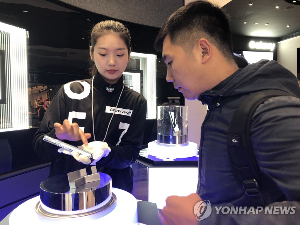 サムスンの折り畳みスマホ 中国で発売 サムスンの折り畳みスマホ 中国で発売