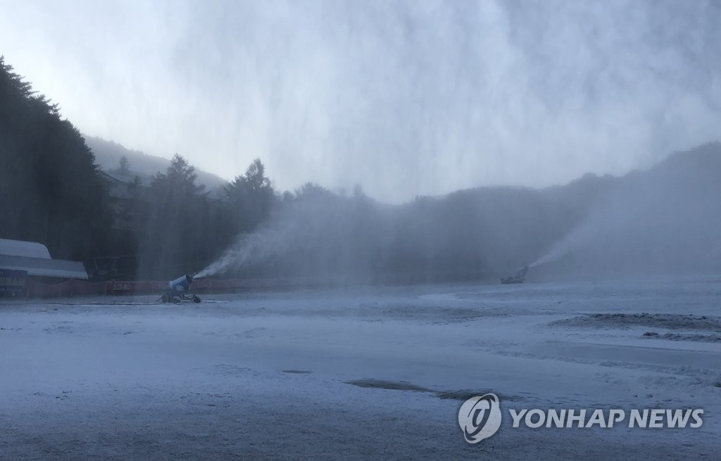 눈쌓인 스키장 슬로프