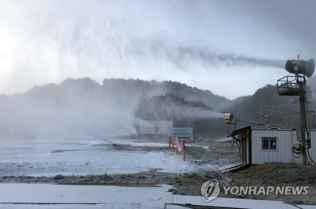 바쁘게 돌아가는 제설기