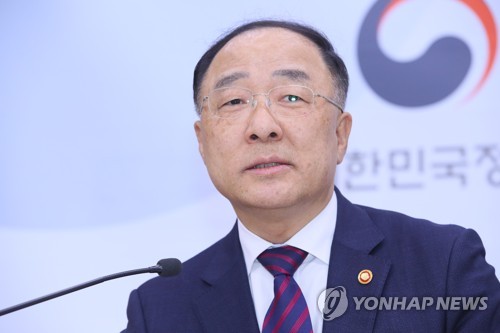 문 정부출범 2년반 경제평가하는 홍남기 부총리