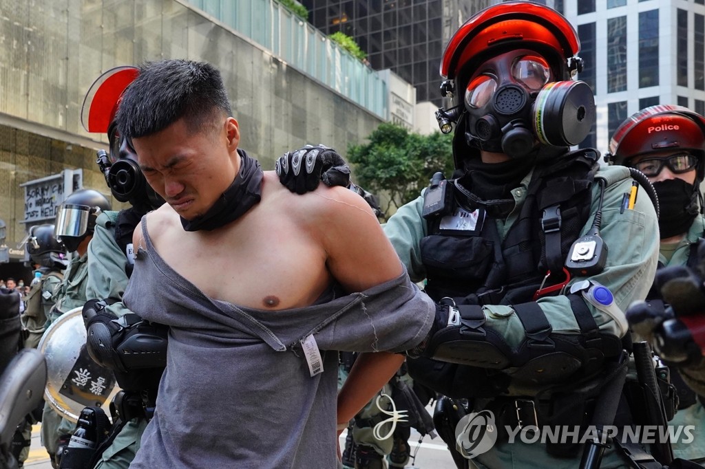 경찰에 연행되는 홍콩 민주화 시위자