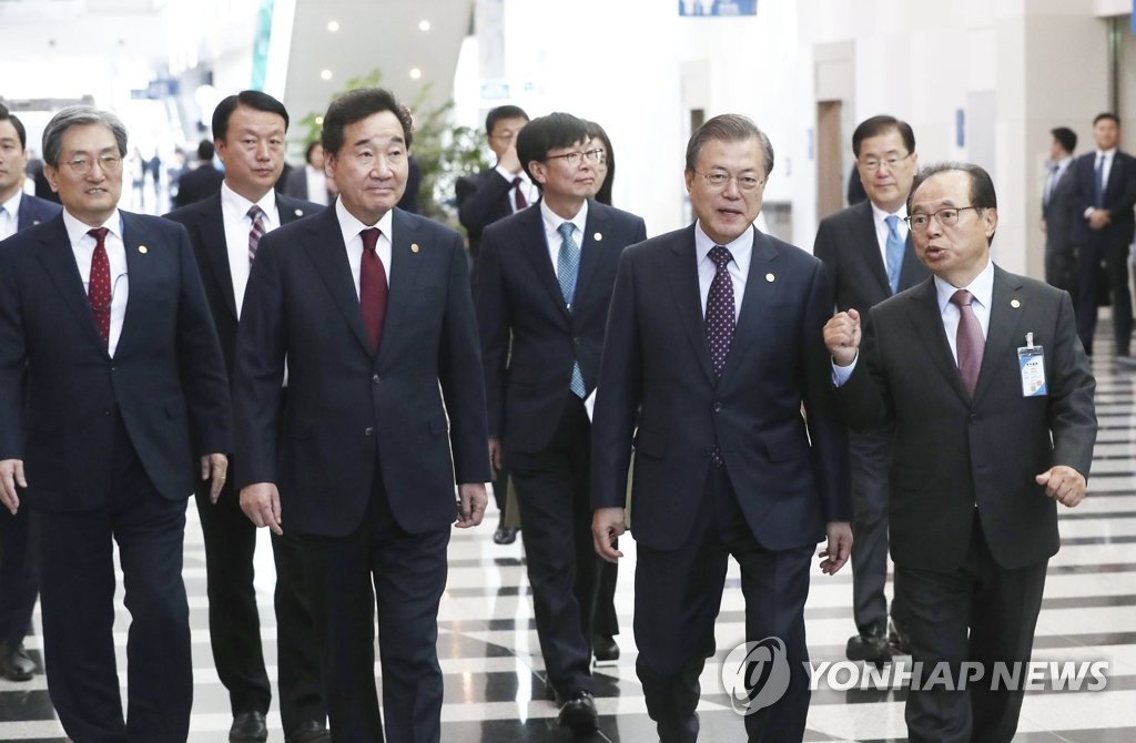 환담장으로 이동하는 문 대통령