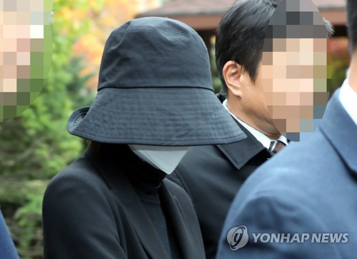 첫 재판 출석한 홍정욱 전 의원 딸