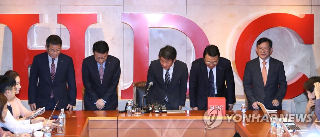 기자회견 앞서 인사하는 정몽규