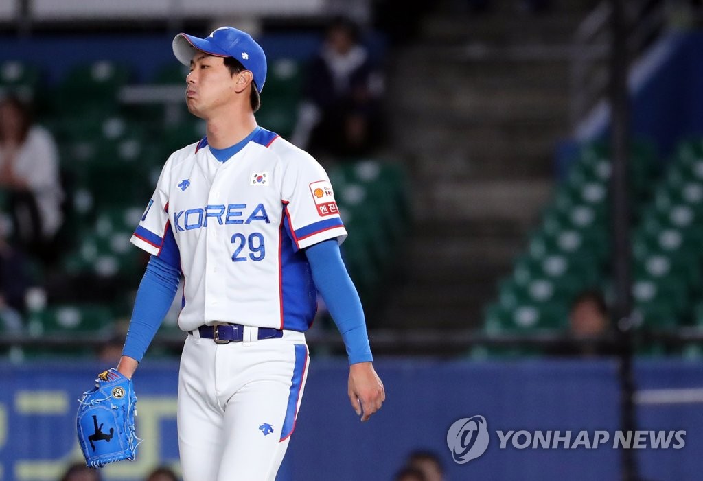 Kim Kwang-hyun of South Korea reacts to giving up a run against Chinese Taipei during the teams' Super Round game at the World Baseball Softball Confederation (WBSC) Premier12 at ZOZO Marine Stadium in Chiba, Japan, on Nov. 12, 2019. (Yonhap)