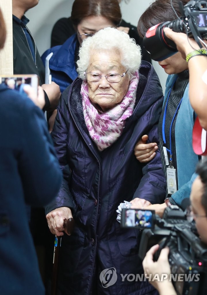기자회견 위해 입장하는 이옥선 할머니
