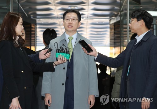 답변하는 김경수