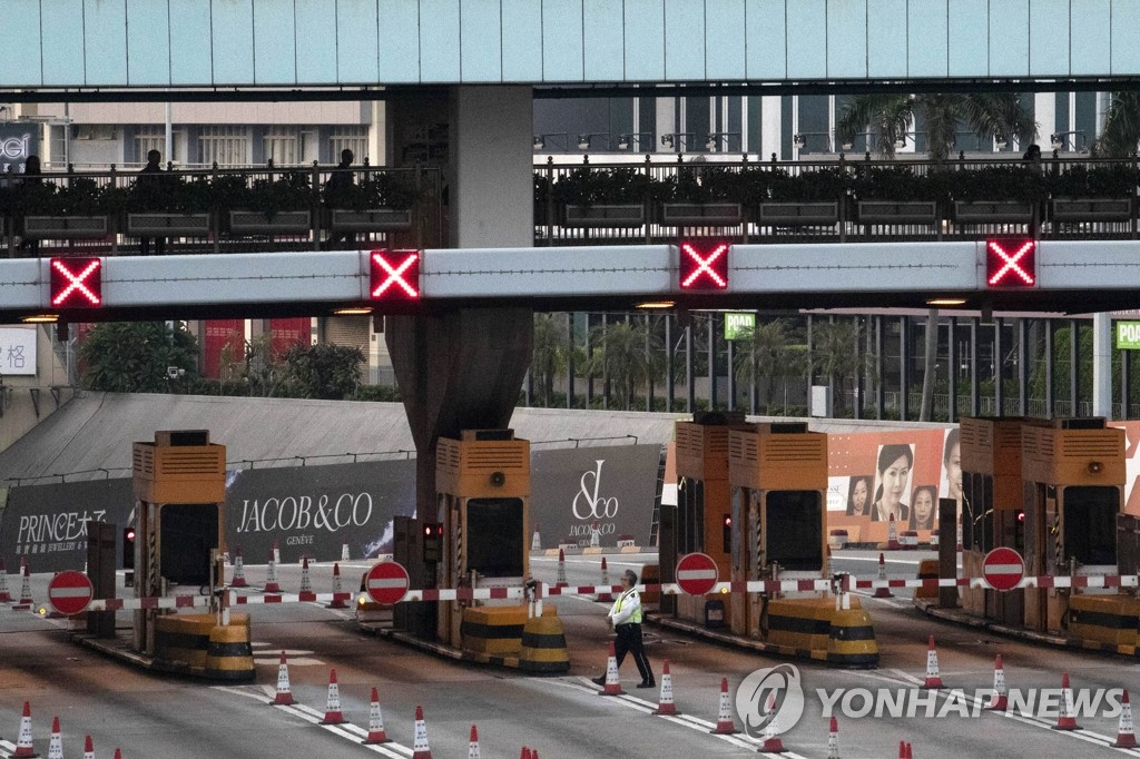 폐쇄된 홍콩 크로스하버 터널 톨게이트