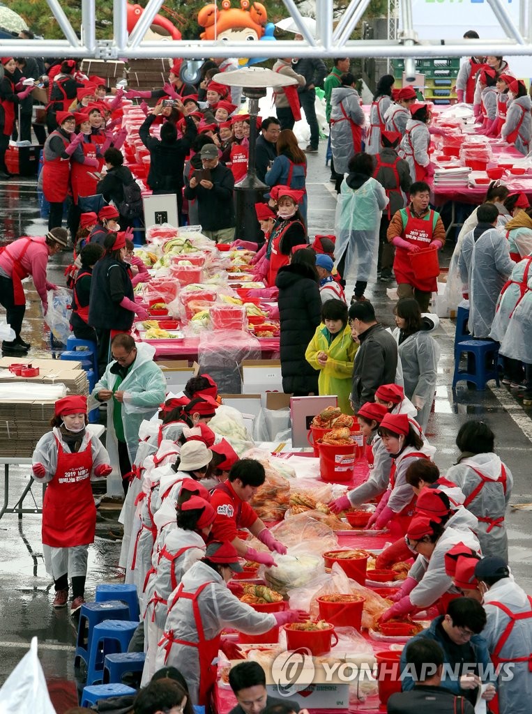 Haciendo 'kimchi' para los necesitados Haciendo 'kimchi' para los necesitados