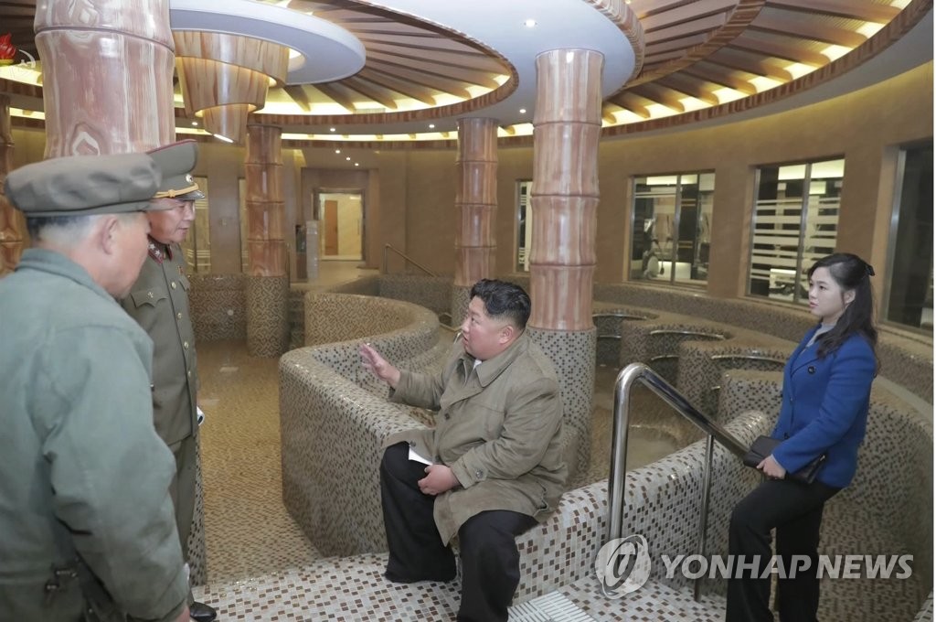 리설주와 양덕군 온천지구 방문한 김정은 북한 국무위원장