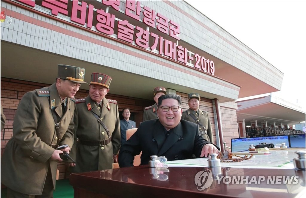 북한 김정은, 2년만에 전투비행술경기대회 참관