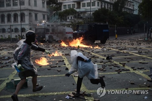 경찰 향해 화염병 던지는 홍콩 시위대