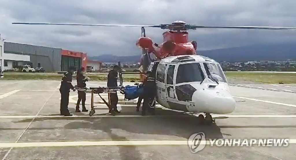 병원으로 옮겨지는 제주 화재선박 선원