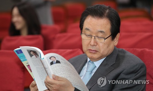 토론회 자료 보는 김무성