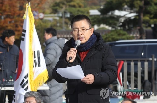 청와대 앞 최고위원회의서 발언하는 황교안 대표