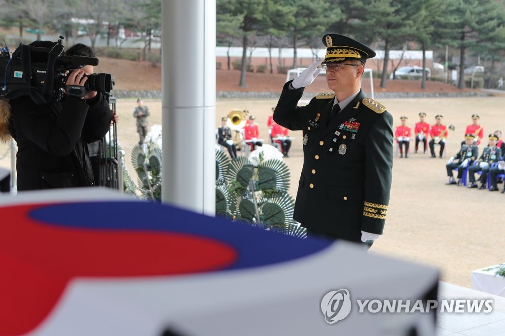 경례하는 황대일 1군단장