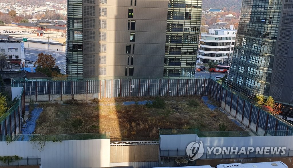 잡초 무성한 일본대사관 옛터, 그리고 청와대