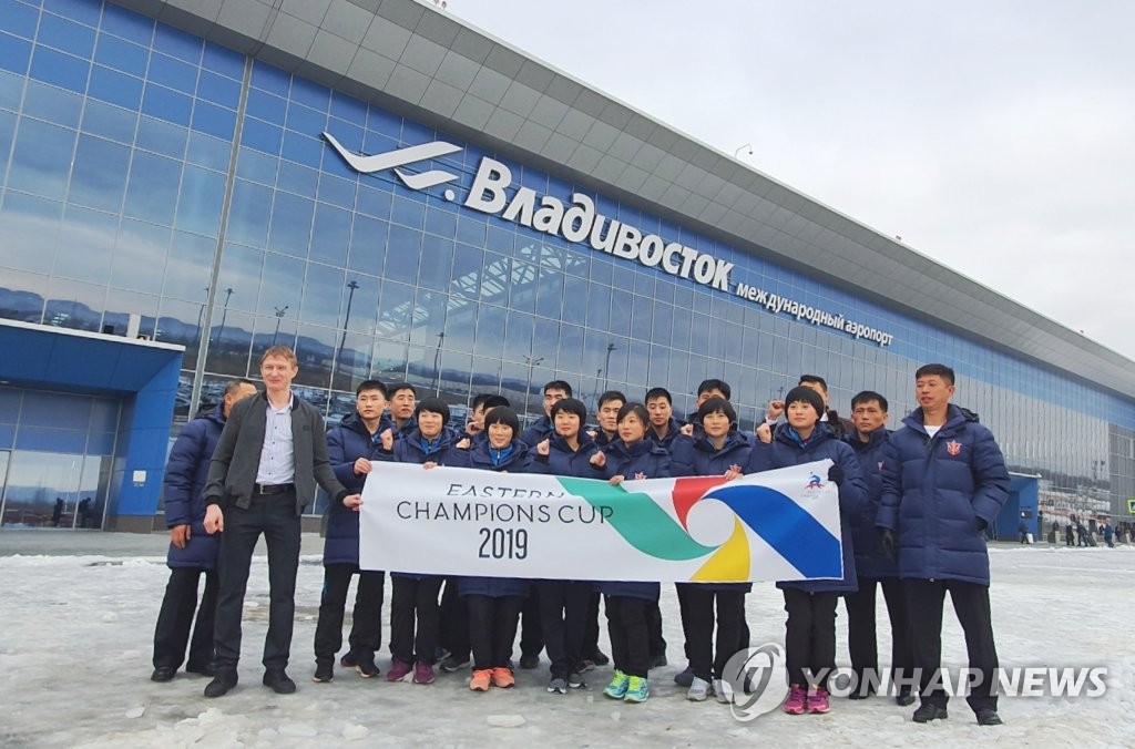 블라디보스토크 국제공항 도착한 북한 탁구팀 선수들