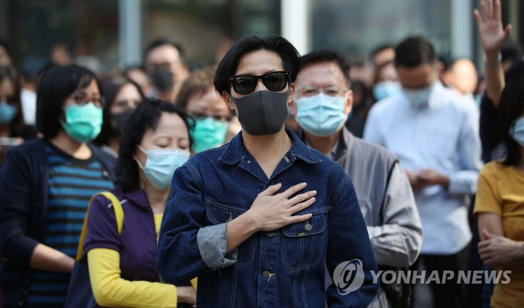 가슴에 손 얹는 홍콩 시위대