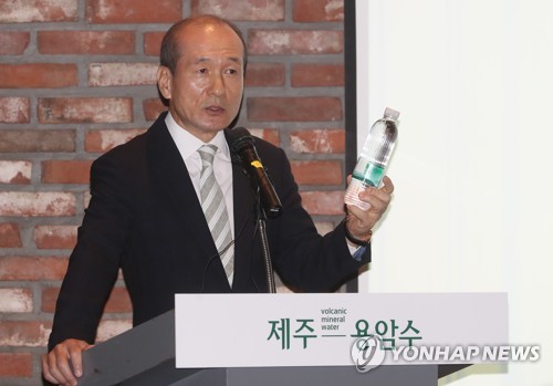 '제주 용암수' 소개하는 허인철 오리온 부회장