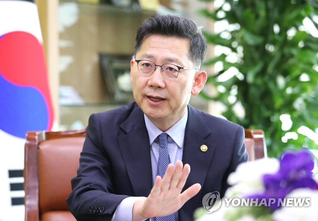 연합뉴스와 인터뷰하는 김현수 농림축산식품부 장관