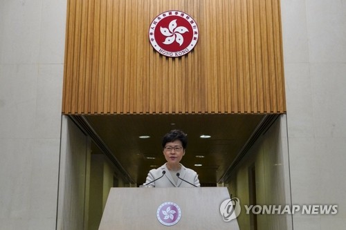 홍콩 행정장관, 선거 참패에도 "시위대 요구 수용 못 해"