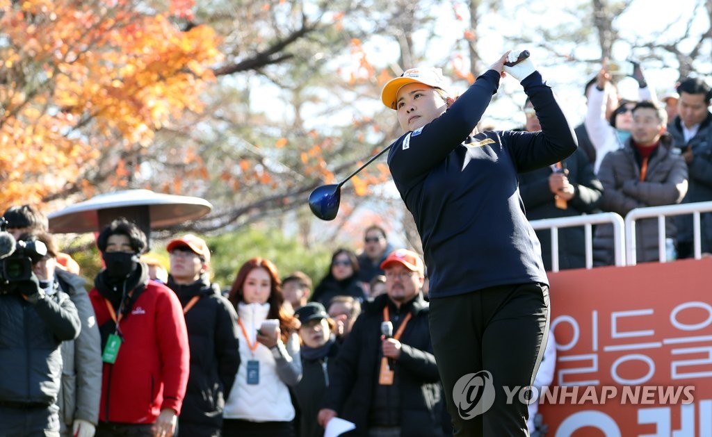 여자프로골프 박인비인비테이셔널에서 티샷하는 박인비
