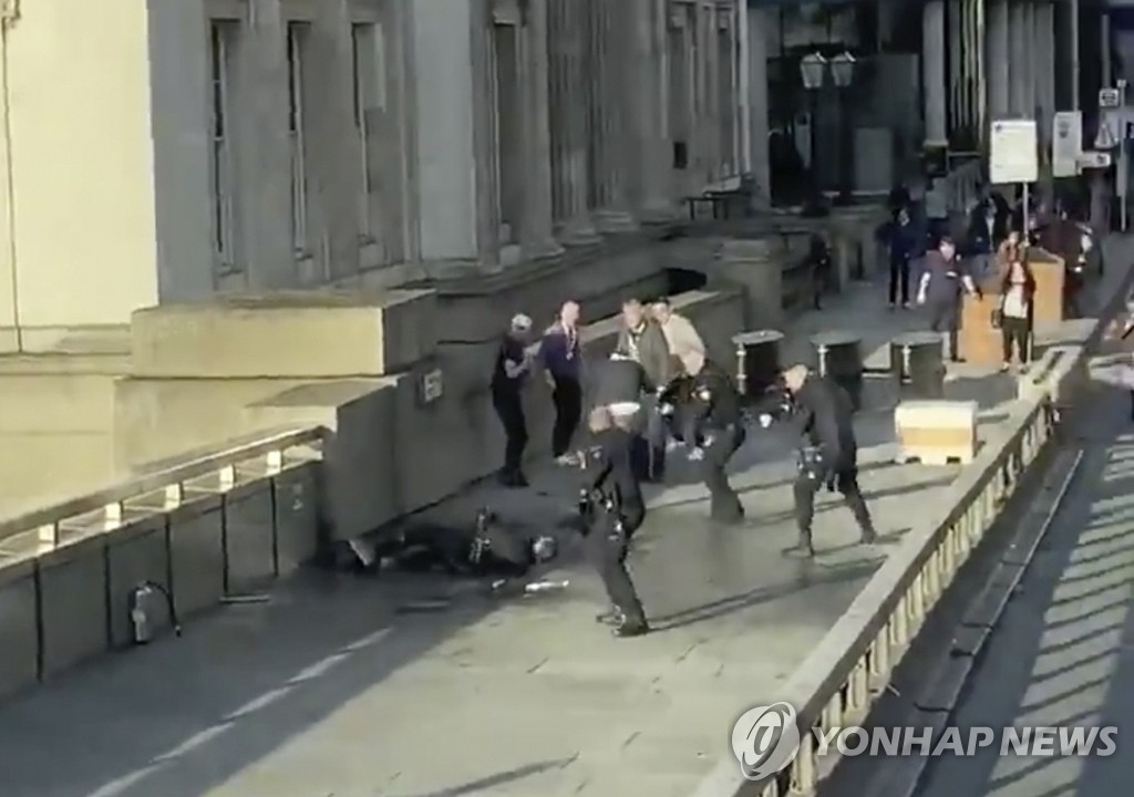 영국 런던브리지 흉기 테러 현장