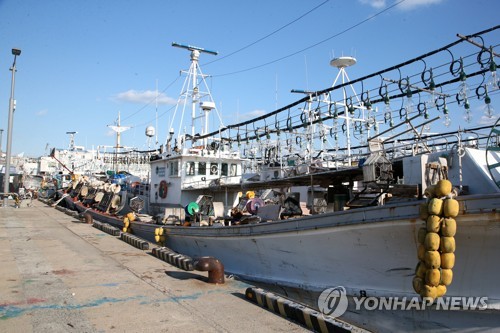 항구에 서 있는 오징어잡이 배