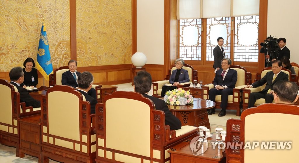 문 대통령, 왕이 중국 외교부장 접견