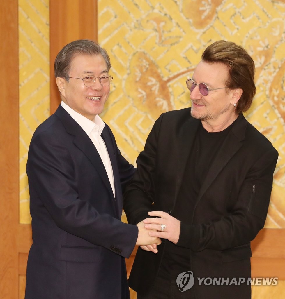 Moon meets leader of rock band U2 Moon meets leader of rock band U2