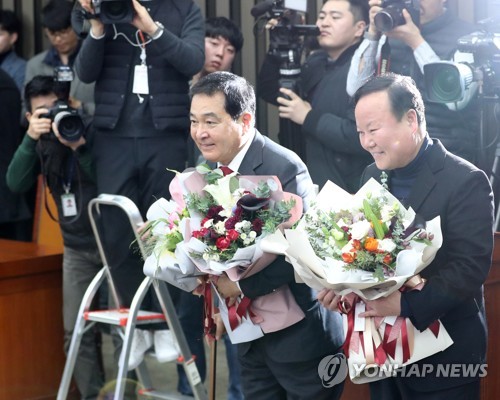 인사하는 심재철 자유한국당 신임 원내대표
