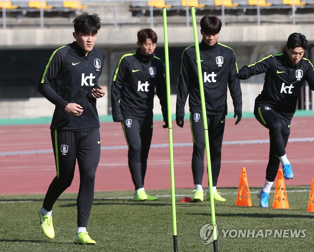 몸 푸는 축구 국가대표팀 선수들