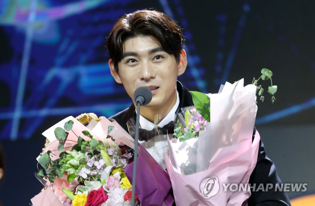 이정후, KBO 골든글러브 외야수 부문 수상