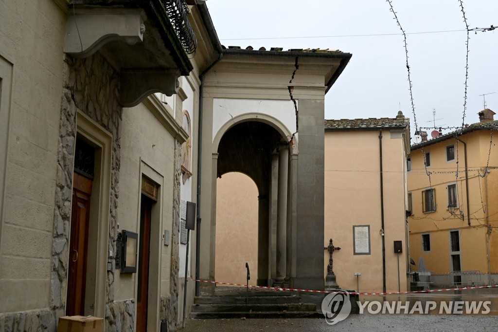 이탈리아 피렌체 지진에 균열 생긴 성당 건물