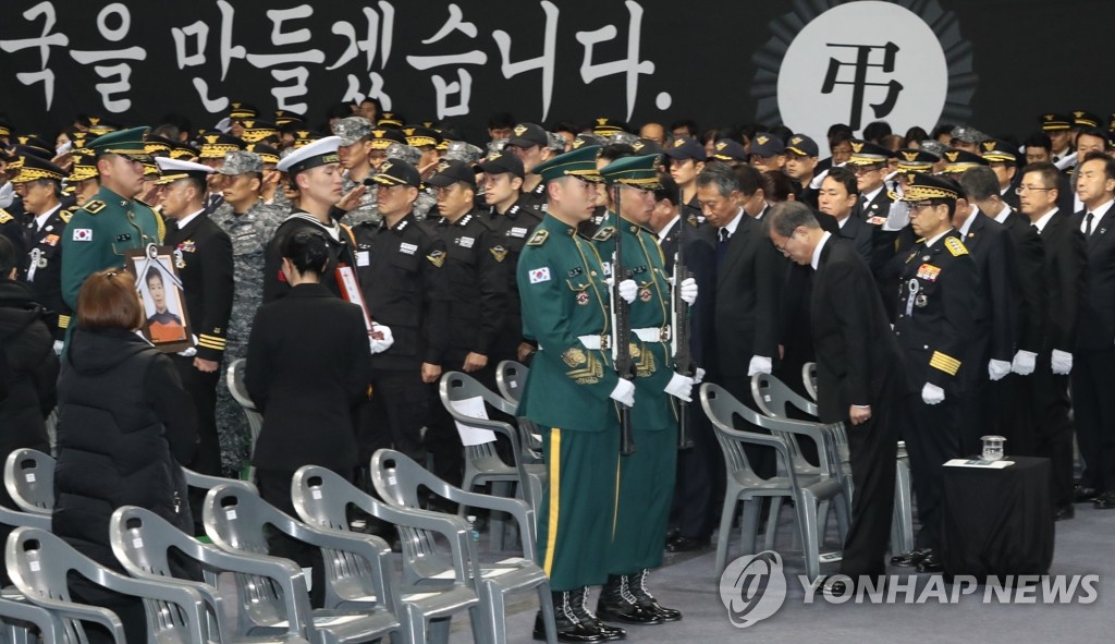 순직 소방대원 운구행렬 추모 하는 문 대통령