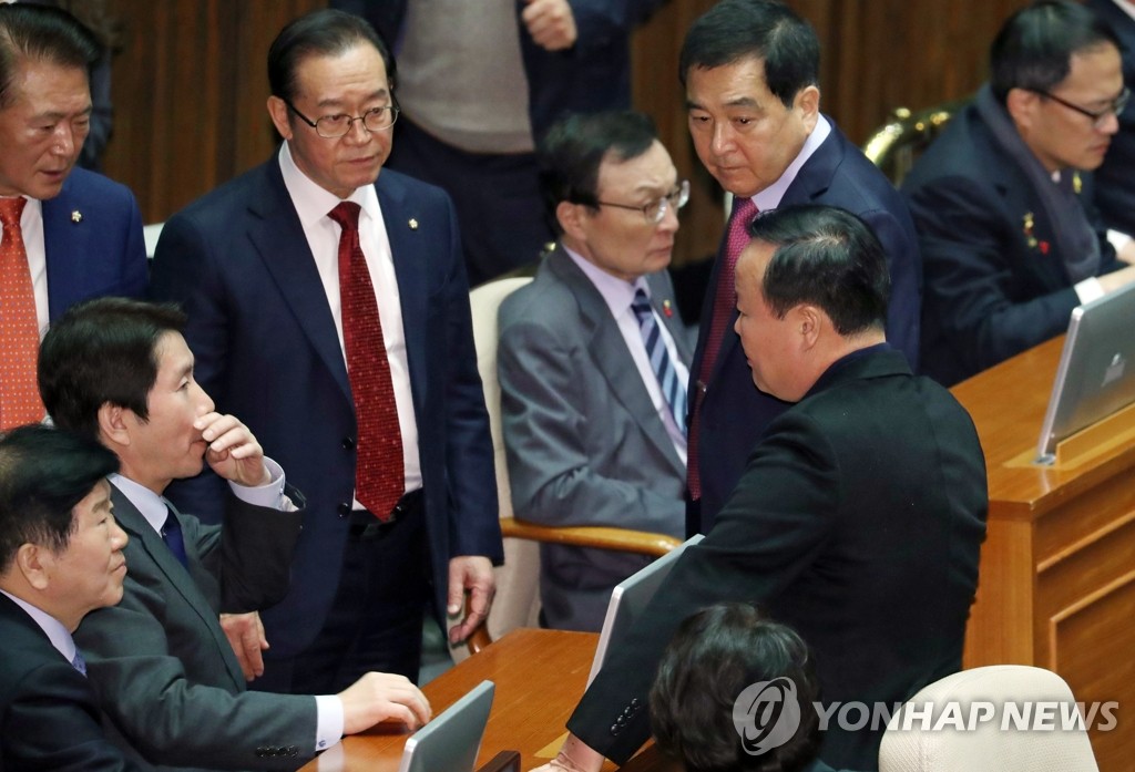 국회 본회의에서 만난 여야 원내대표