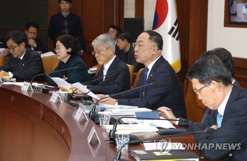 발언하는 홍남기 부총리