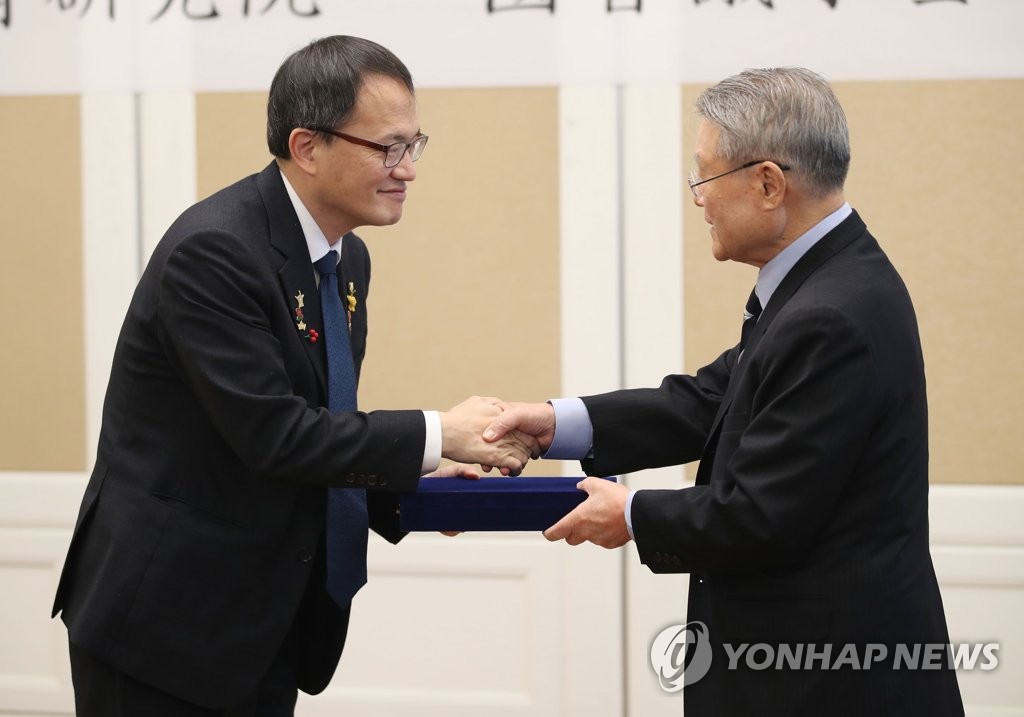 백봉신사상 수상하는 박주민 의원