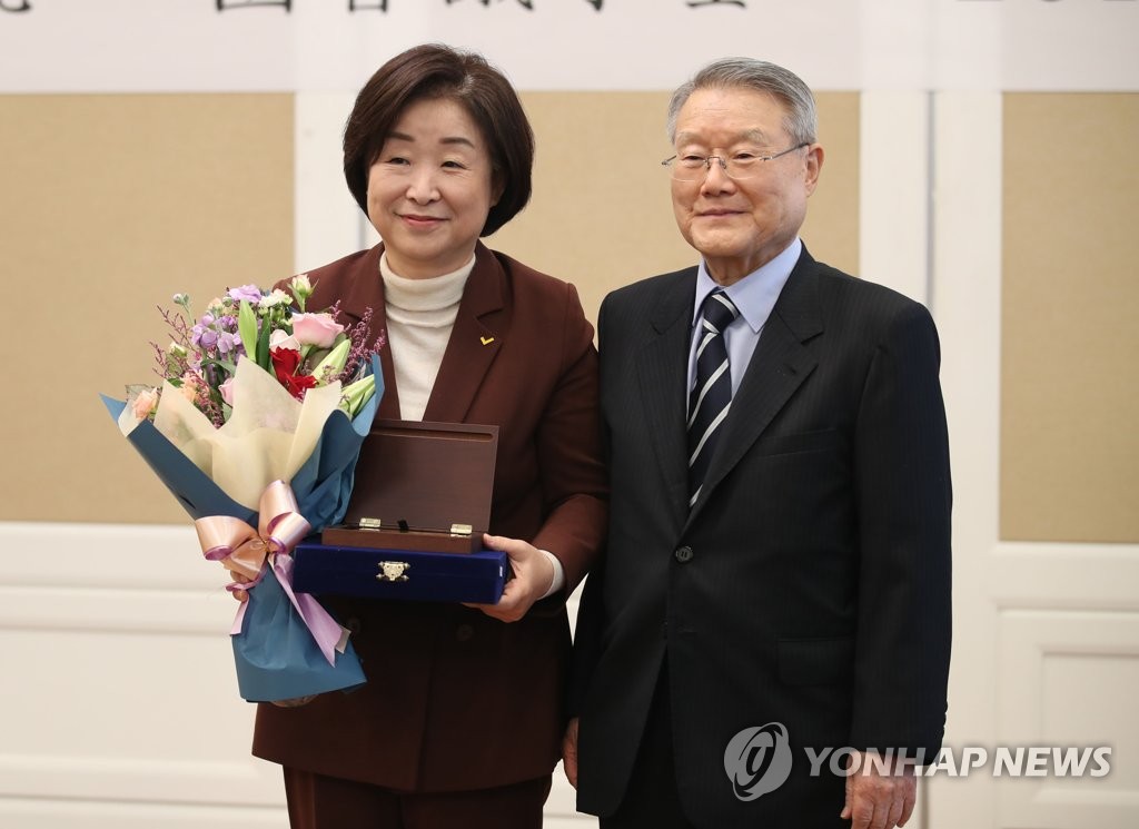 백봉신사상 수상하는 심상정